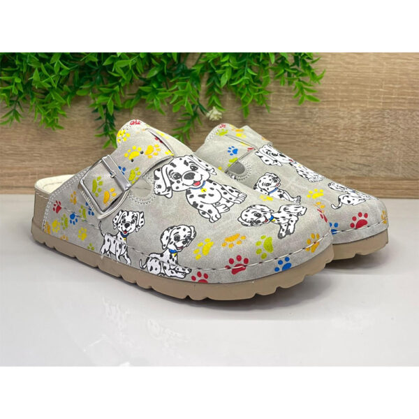 Sive anatomske natikače s kožnom tabanicom i uzorkom psića