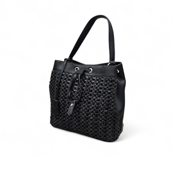 Crna ženska torba s pletenim uzorkom i vezicom na bijeloj pozadini