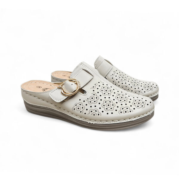 Ženske anatomske natikače sa perforiranim uzorkom i zlatnom kopčom u svijetloj boji