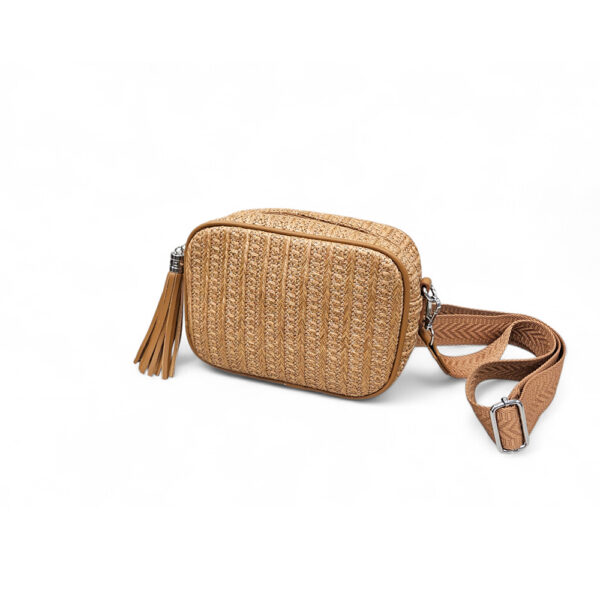 Ženska torba preko ramena od imitacije pletiva s podesivim remenom i dekorativnom resom u prirodnoj boji.