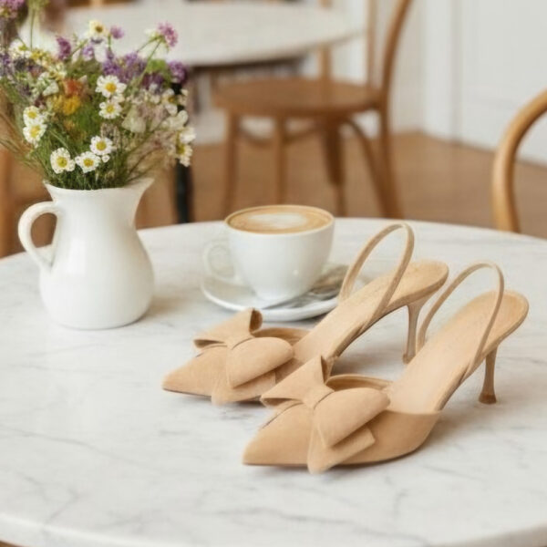 Ženske bež slingback štikle sa špic vrhom i mašnom na elegantnoj podlozi