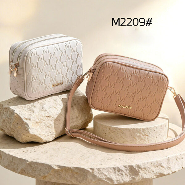 Ženska crossbody torba M2209 u bijeloj i nude boji s reljefnim uzorkom i modernim dizajnom