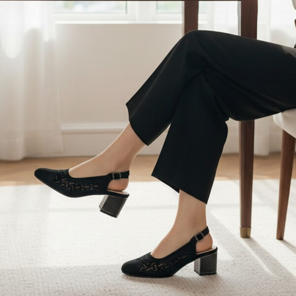 Ženske crne polusandale s perforiranim uzorkom i stabilnom petom