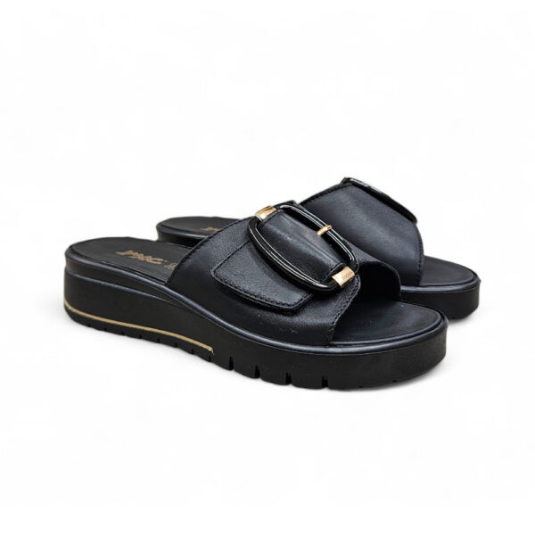 zenske crne kozne natikace imac s metalnim detaljem