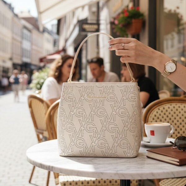 Ženska elegantna torba s monogram uzorkom u bež boji modernog urbanog dizajna