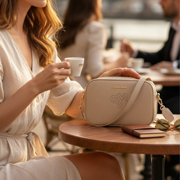 Ženska Gianmarco crossbody torba bež boje minimalističkog elegantnog dizajna