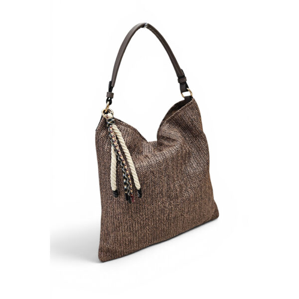 Pletena ženska shopper torba u smeđoj boji s dekorativnim detaljima i ručkom za nošenje na ramenu, boho stil za svakodnevnu upotrebu.