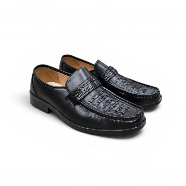 Crne muške mokasine u klasičnom penny loafer stilu s dekorativnim pletenim detaljima i elegantnim poslovno-casual dizajnom.