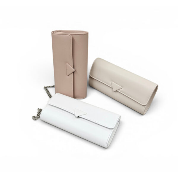 Elegantna clutch torbica s lancem i geometrijskim zatvaračem dostupna u bež, puder i bijeloj boji za svečane prilike.