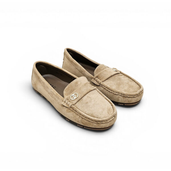 Ženske mokasinke od umjetnog velura u bež boji, driving loafer stil, s dekorativnim metalnim detaljem i fleksibilnim potplatom.