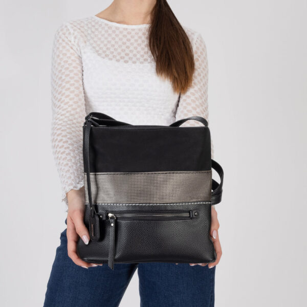 Ženska Rieker crossbody torba u crnoj boji sa srebrnim detaljima, prednjim džepom s patentnim zatvaračem i podesivim remenom za svakodnevno nošenje.