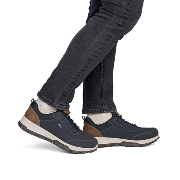 Muške Rieker outdoor casual cipele tamnoplave boje sa smeđim detaljima i profiliranim sportskim potplatom.