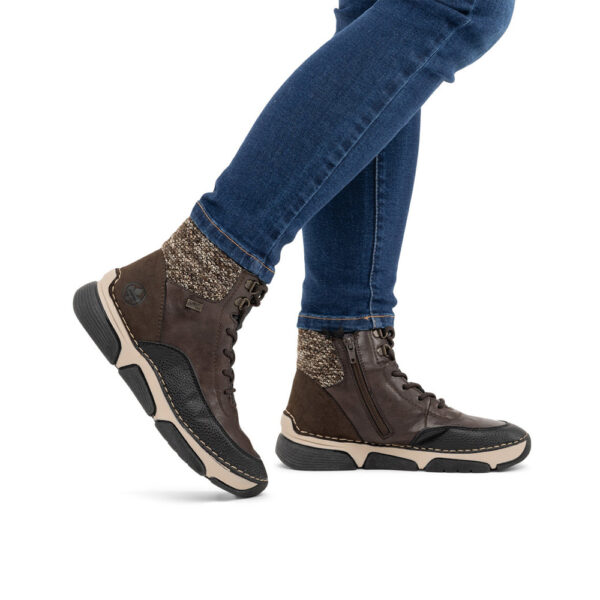 Ženske Rieker TEX sneaker gležnjače 45956-25 smeđe boje s pletenim ovratnikom, vezicama, patentom i sportskim potplatom.