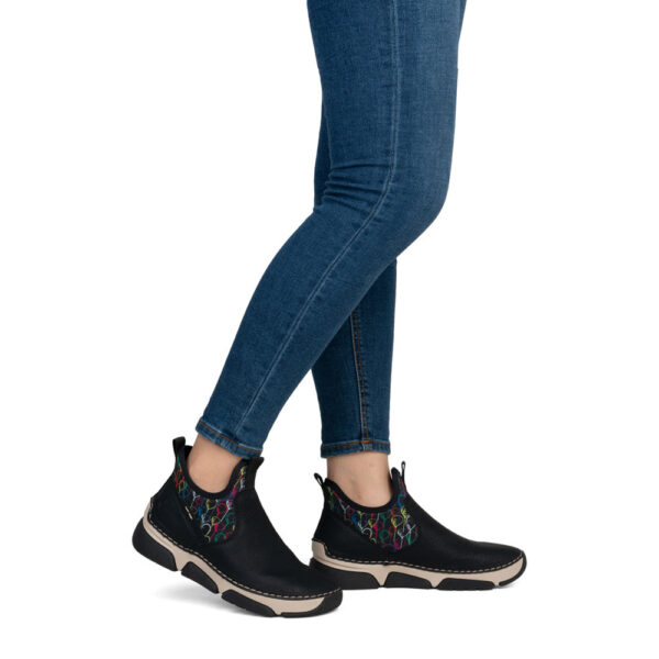 Ženske Rieker slip-on niske gležnjače u crnoj boji sa sportskim casual dizajnom, elastičnim šarenim bočnim umecima i laganim potplatom.