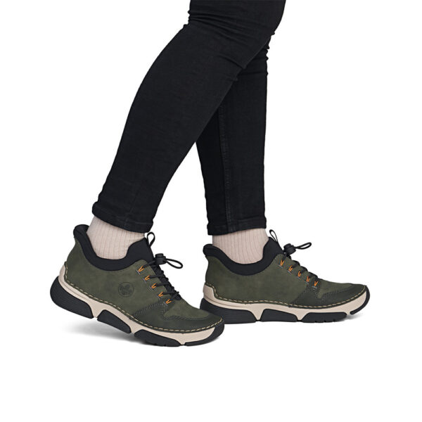 Ženske Rieker Step In sportske cipele u zelenoj boji s modernim outdoor dizajnom, sportskim potplatom i praktičnim sustavom za jednostavno obuvanje.