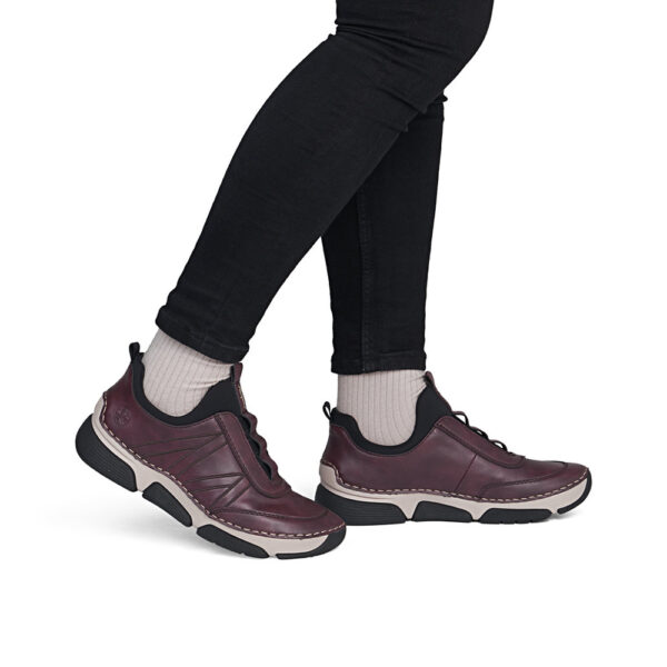 Ženske Rieker slip-on sportske cipele bordo boje s elastičnim vezicama i laganim fleksibilnim potplatom za svakodnevnu udobnost.
