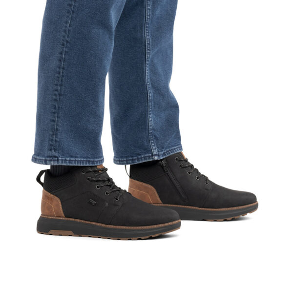 Muške Rieker Step In casual gležnjače u crnoj boji sa smeđim detaljima, Rieker TEX zaštitom, bočnim patentnim zatvaračem i modernim sportskim potplatom.