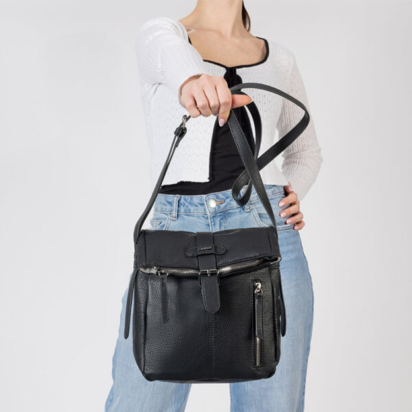 Ženska Rieker city crossbody torba u crnoj boji s minimalističkim dizajnom, preklopom, više pretinaca i podesivim remenom.