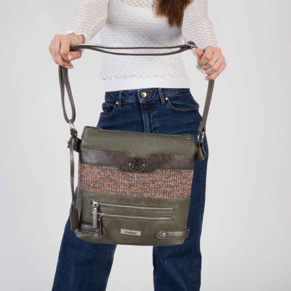 Ženska Rieker crossbody torba u zelenoj boji s boho casual dizajnom, dekorativnim tekstilnim detaljima, više džepova i podesivim remenom.