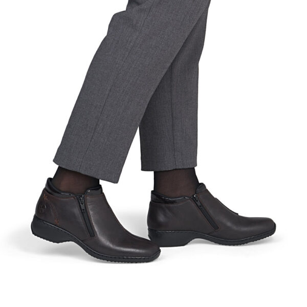 Ženske Rieker slip-on gležnjače smeđe boje s patentnim zatvaračem u elegantnom casual stilu.