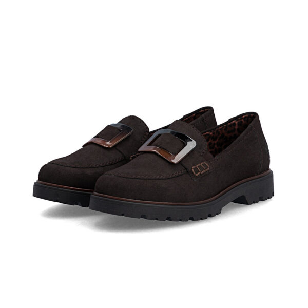 Ženske Rieker loafer cipele smeđe boje s elegantnom metalnom kopčom i laganim fleksibilnim potplatom u smart casual stilu.