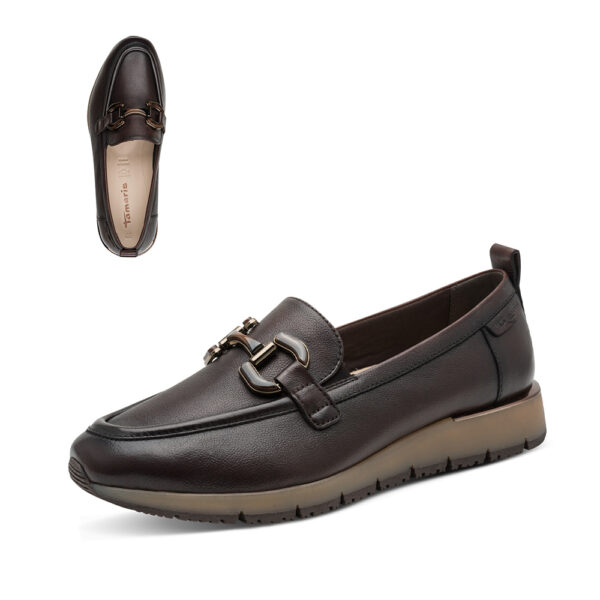 Smeđi Tamaris kožni loafer s elegantnom metalnom kopčom i stabilnom petom visine 35 mm za poslovne i svakodnevne modne kombinacije.
