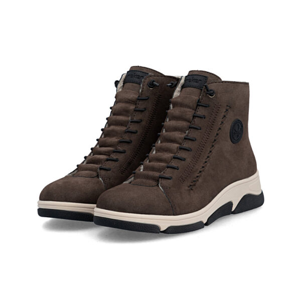 Ženske kožne sneaker gležnjače Rieker L5654-25 smeđe boje s vezicama, bočnim patentom i dvobojnim sportskim potplatom.