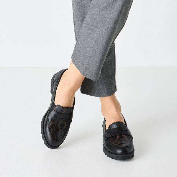 Crne Tamaris loafer cipele u koleđice stilu s dekorativnim uzorkom i stabilnim potplatom visine 30 mm za elegantne svakodnevne kombinacije.