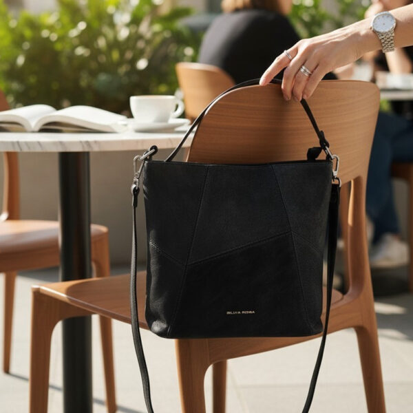 Ženska patchwork crossbody torba smeđe boje s geometrijskim panelima, podesivim remenom i modernim dizajnom za svakodnevno nošenje.