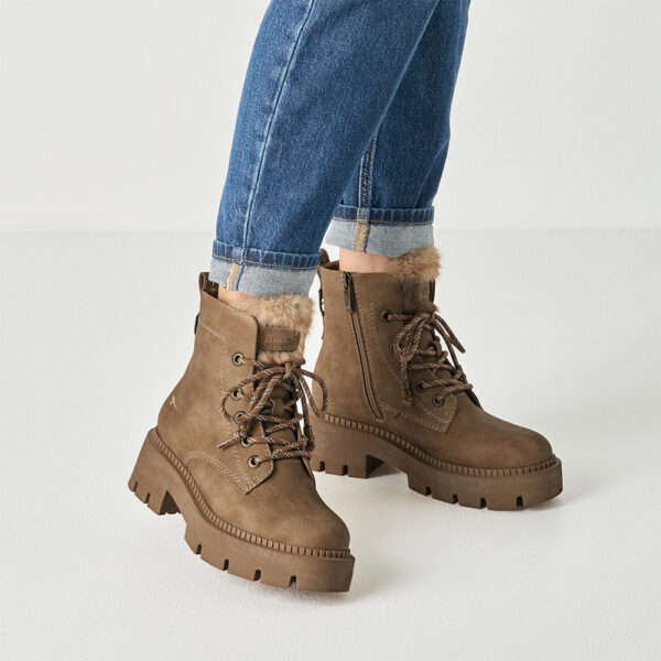 Ženske Tamaris alpine chunky gležnjače 26226-47 u camel boji s hiking vezicama, krznenim detaljem i robustnim potplatom.