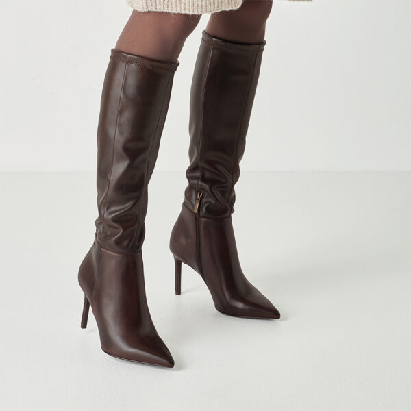 Ženske Tamaris stiletto čizme 25556-45 u mahagoni-smeđoj boji sa špicastim vrhom, visokom stretch sarom i petom od 9 cm.