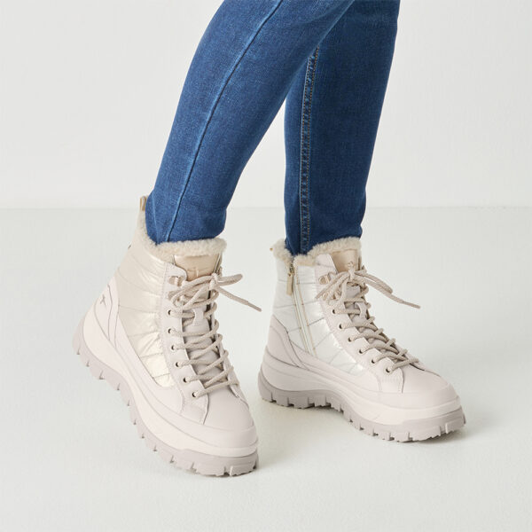 Ženske Tamaris puffer sneaker gležnjače 26265-47 u svijetloj bež boji s vezicama, krznenim ovratnikom i chunky potplatom.