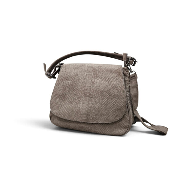 Ženska elegantna crossbody torba s preklopom i reljefnim zmijskim uzorkom u taupe boji, moderan model za svakodnevno i poslovno nošenje.