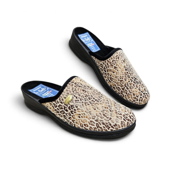 Ženske Le Soft leopard papuče 430009 s bež-smeđim animal print uzorkom, zatvorenim prednjim dijelom i punom povišenom petom.