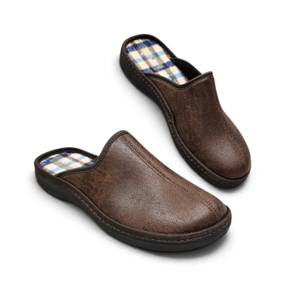 Muške Spalatina comfort kućne papuče 3149 u smeđoj boji sa zatvorenim prednjim dijelom, otvorenom petom i anatomskim gazištem.