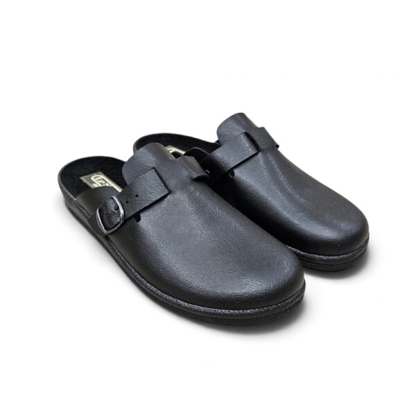 Muške Le Soft comfort klompe 90201 u crnoj boji s podesivim remenom i kopčom, zatvorenim prednjim dijelom i otvorenom petom.