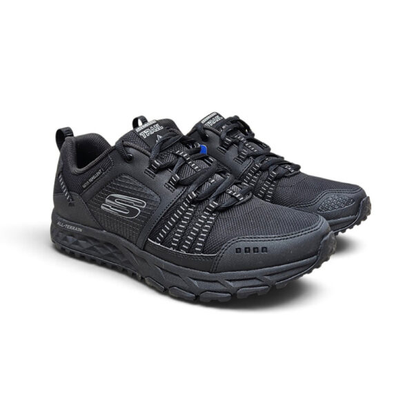 Muške Skechers Escape Plan trail tenisice 51591 BBK u crnoj boji s All-Terrain potplatom, mesh panelima i vodoodbojnim gornjištem.