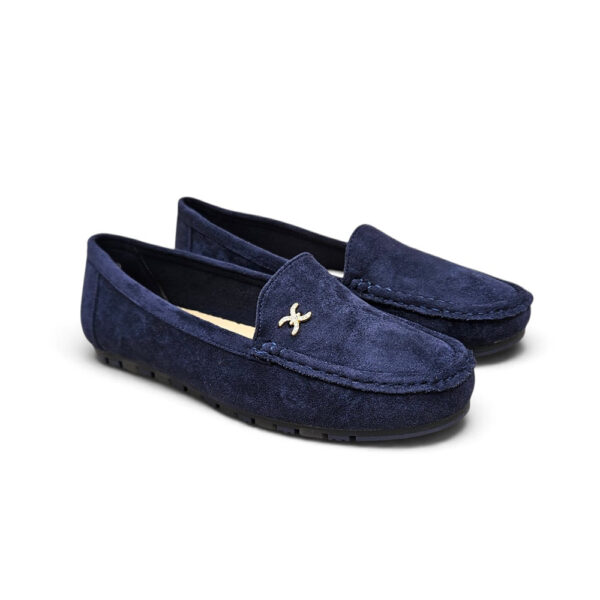 Ženske driving mokasinke od imitacije velura u tamnoplavoj boji s moccasin šavovima, ravnim potplatom i diskretnim metalnim detaljem.