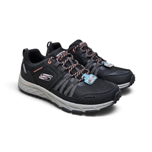 Ženske Skechers Escape Plan trail tenisice 180061 BKHP u crnoj boji s ružičastim detaljima, mesh gornjištem i All-Terrain potplatom.