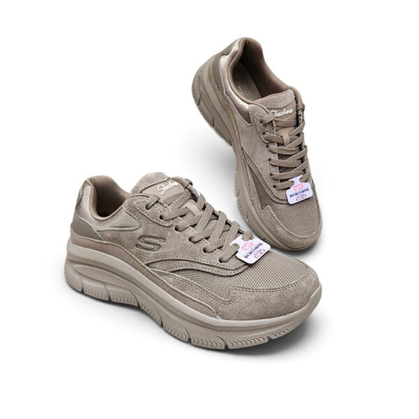 Ženske Skechers Modern D'Lux tenisice 158590 u taupe boji s brušenom kožom, mesh panelima i podignutim retro runner potplatom.