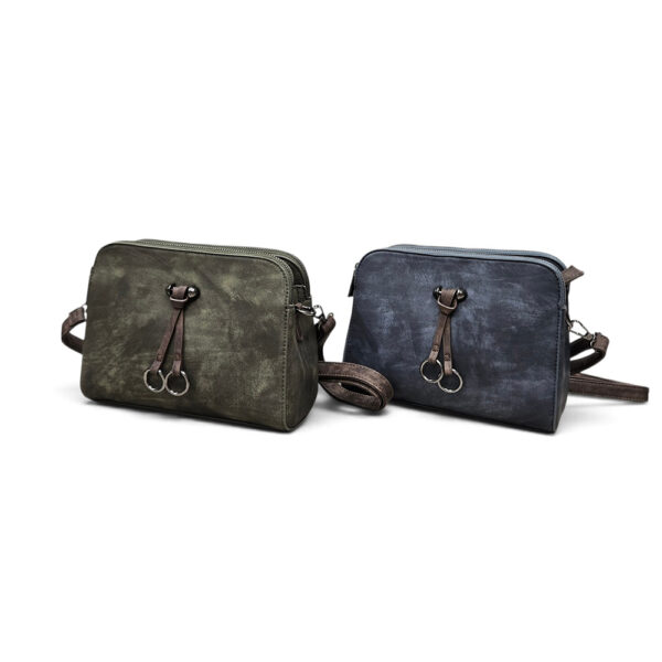 Ženska crossbody torba s vintage efektom, dugim remenom, patentnim zatvaračem i dekorativnim metalnim detaljima, dostupna u više boja.