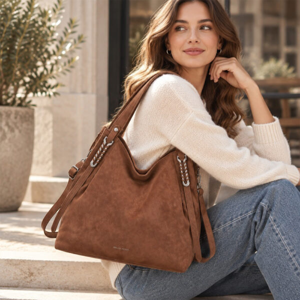 Ženska braided slouchy hobo torba s pletenim detaljima u konjak boji
