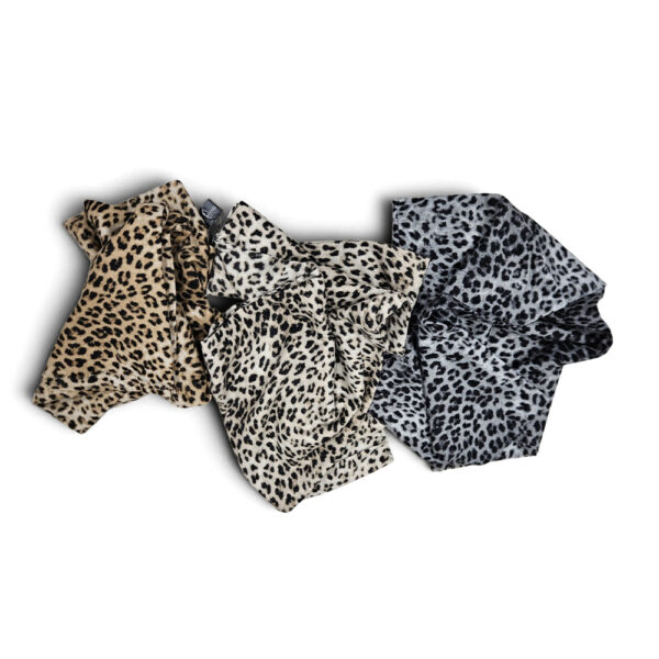 Ženski šal s leopard uzorkom u bež-smeđoj, krem-crnoj i sivo-crnoj boji.