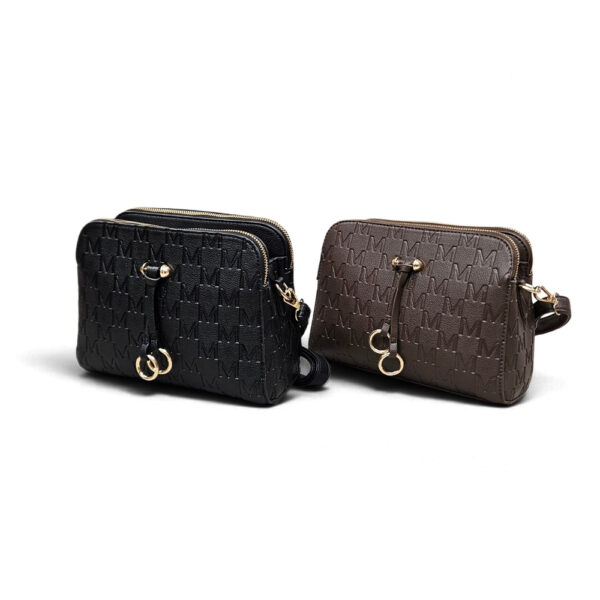 Ženska mala crossbody torba s reljefnim uzorkom u crnoj i tamnosmeđoj boji.
